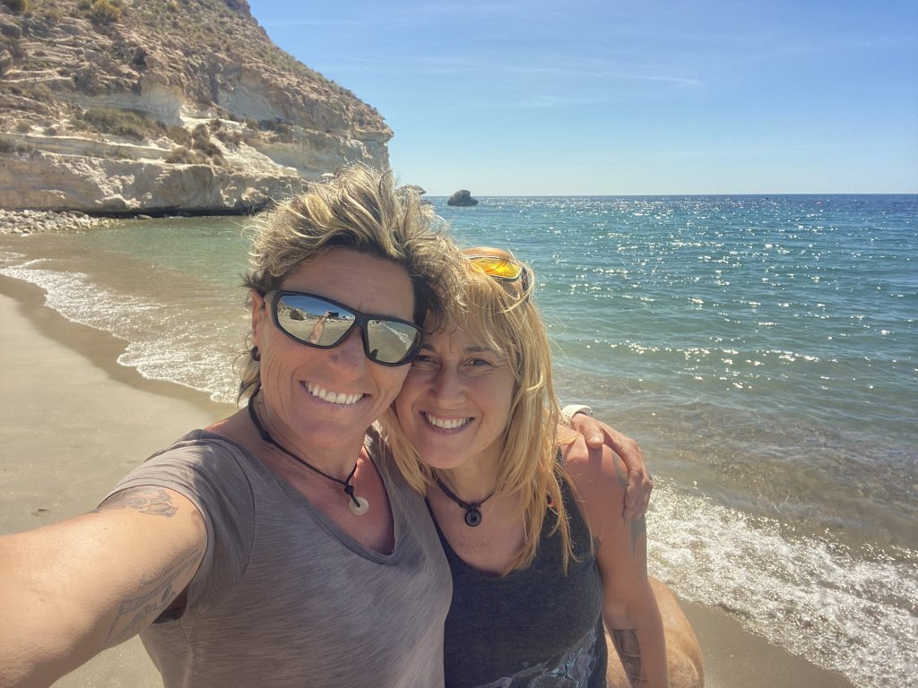 Nuria y Maite de NUMA compartiendo un momento junto al mar