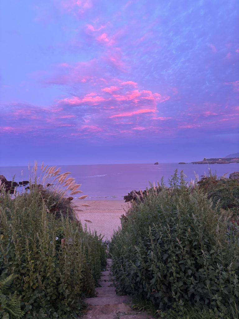 Cielo rosado sobre el mar en Isla, Cantabria, durante una escapada de NUMA