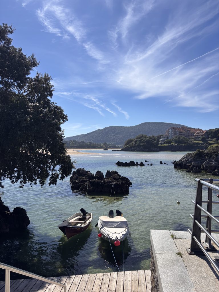 Ría de Isla en Cantabria con pequeñas embarcaciones, escenario de la escapada Entre Mareas de NUMA